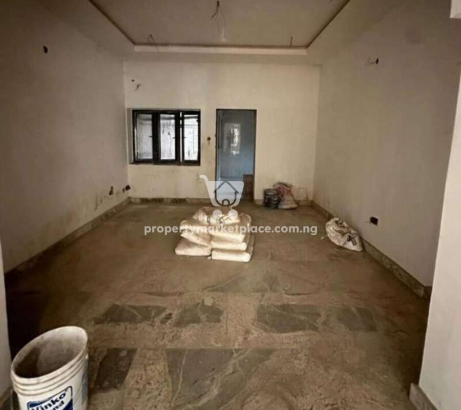 Spacious 4 bedroom terrace duplex with a room Bq