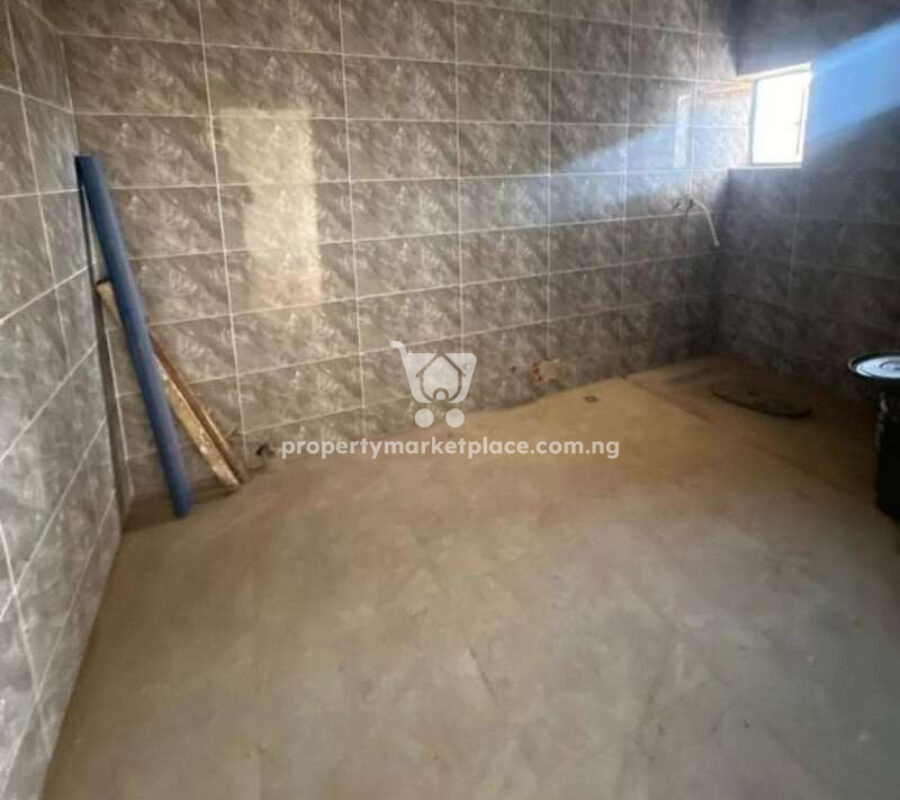 Spacious 4 bedroom terrace duplex with a room Bq