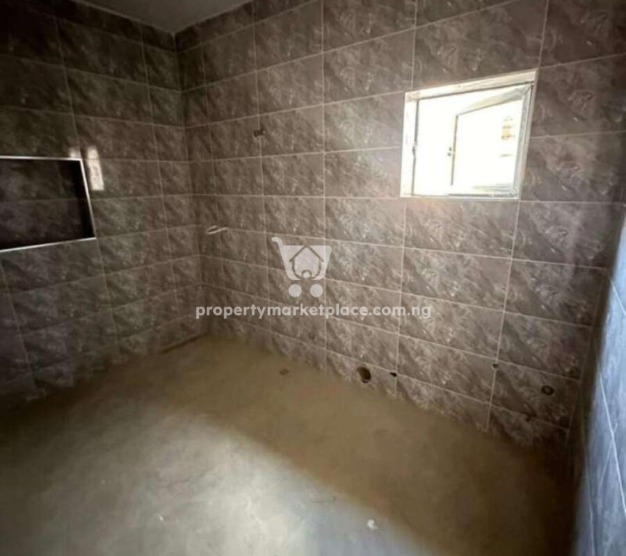 Spacious 4 bedroom terrace duplex with a room Bq