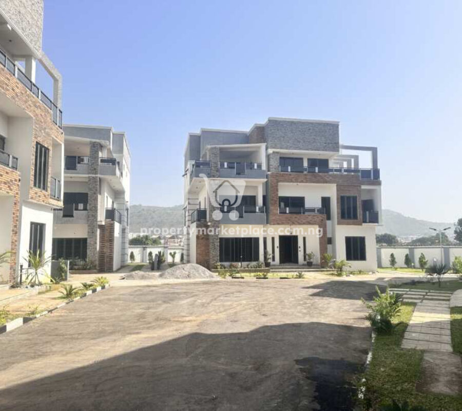 5 bedroom detached duplex with a room boys quarters