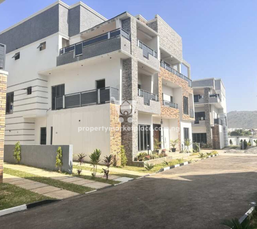 5 bedroom detached duplex with a room boys quarters