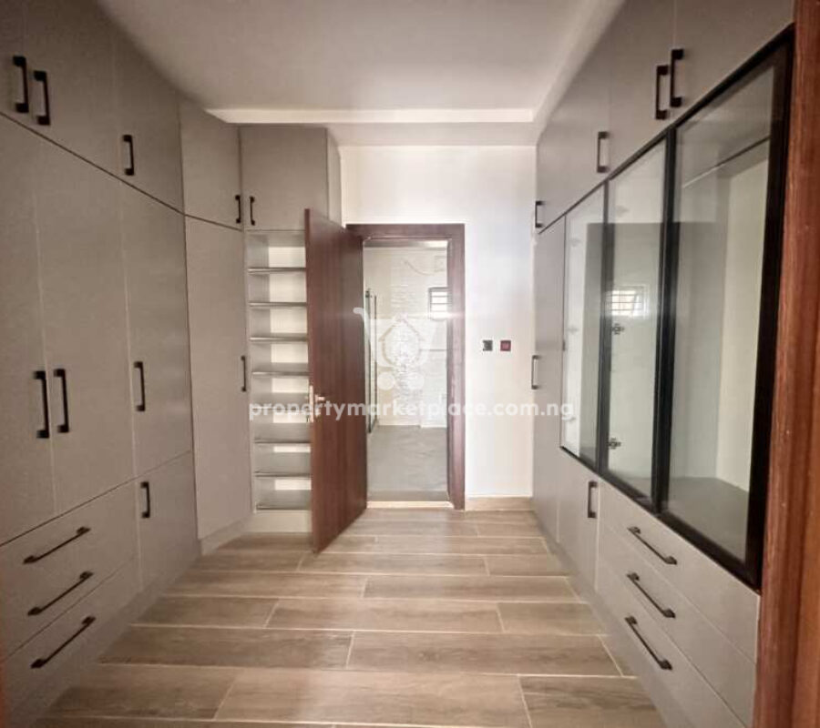 5 bedroom detached duplex with a room boys quarters