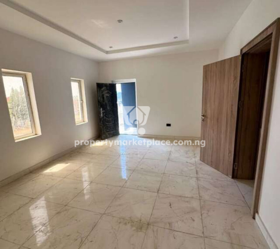 Spacious 4 bedroom semi-detached duplex with a room Bq
