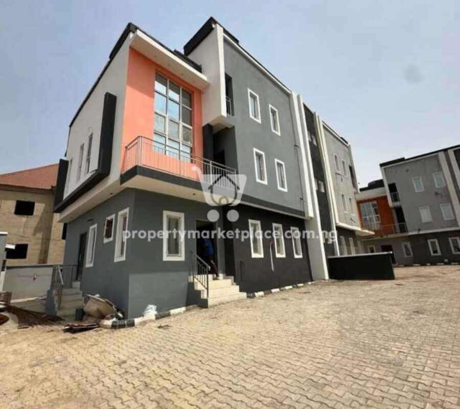Spacious 4 bedroom semi-detached duplex with a room Bq