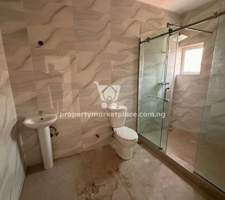 Spacious 4 bedroom semi-detached duplex with a room Bq