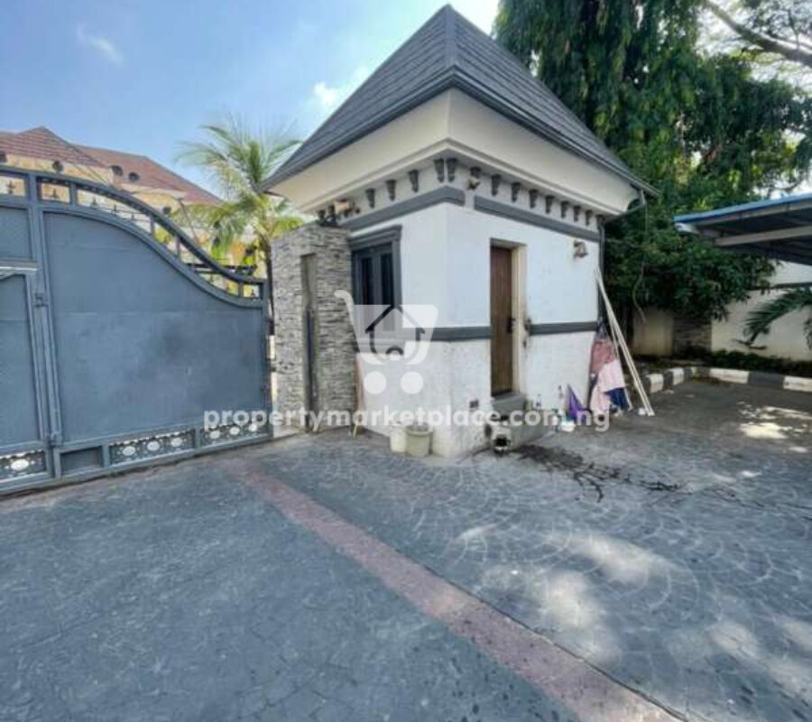 Luxurious 6 bedroom mansion with swimming pool