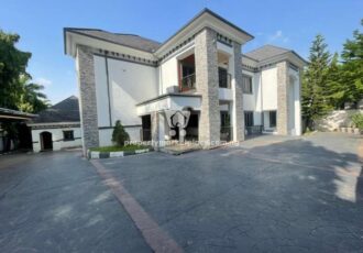 Luxurious 6 bedroom mansion with swimming pool
