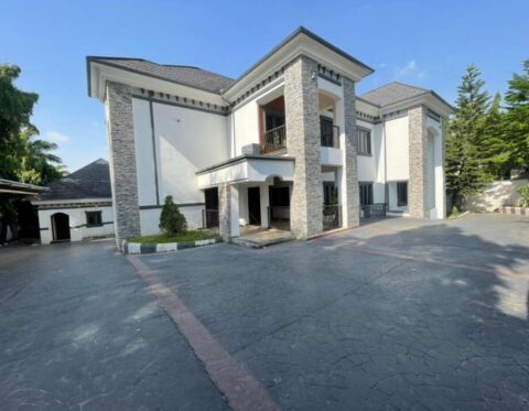 Luxurious 6 bedroom mansion with swimming pool