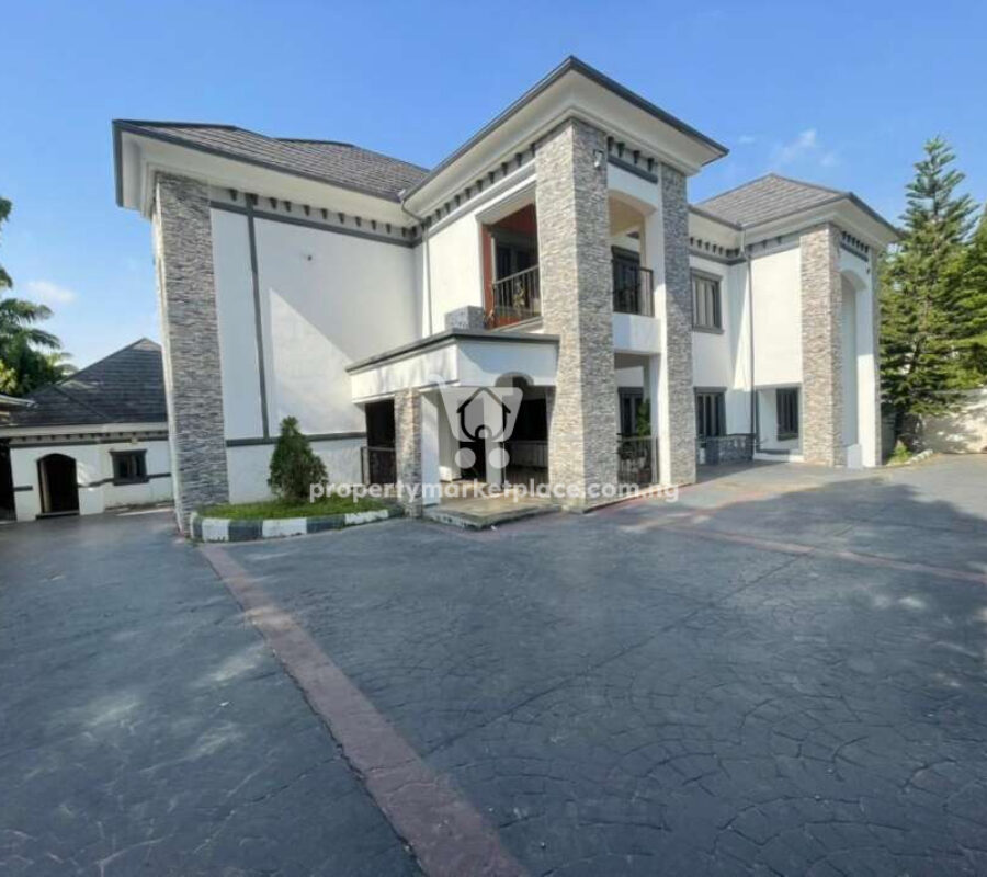 Luxurious 6 bedroom mansion with swimming pool