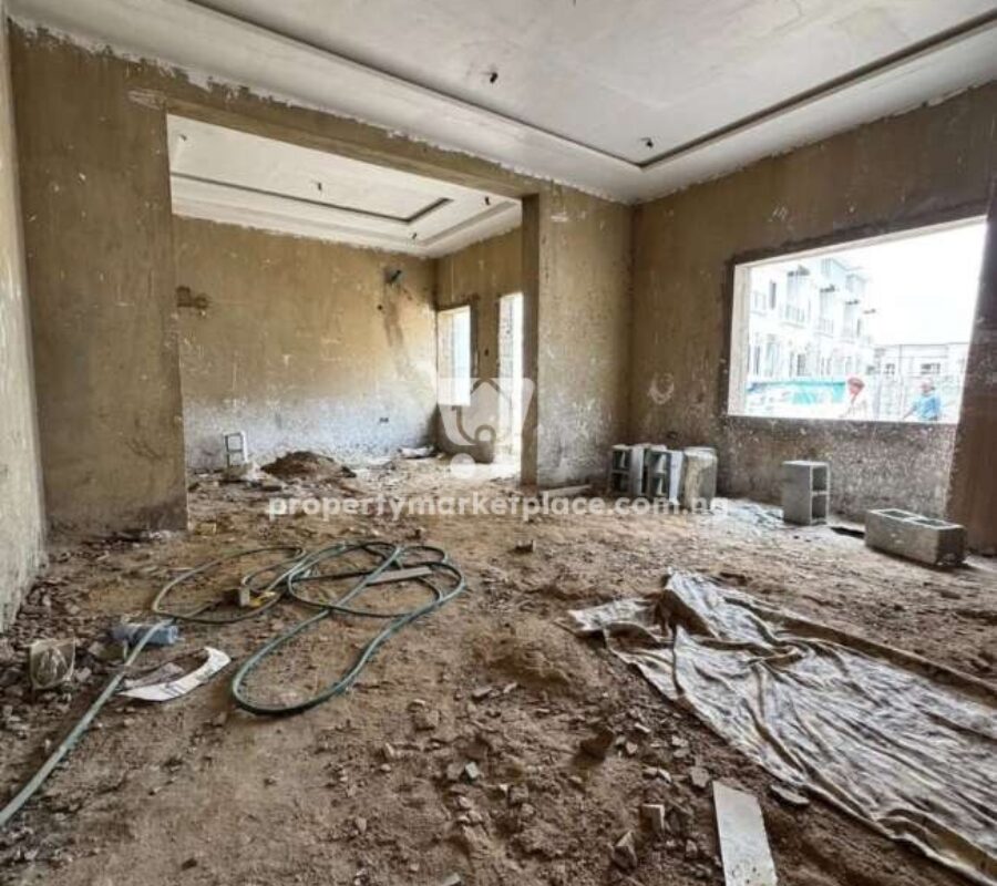 Spacious 4 bedroom terrace duplex with a room Bq