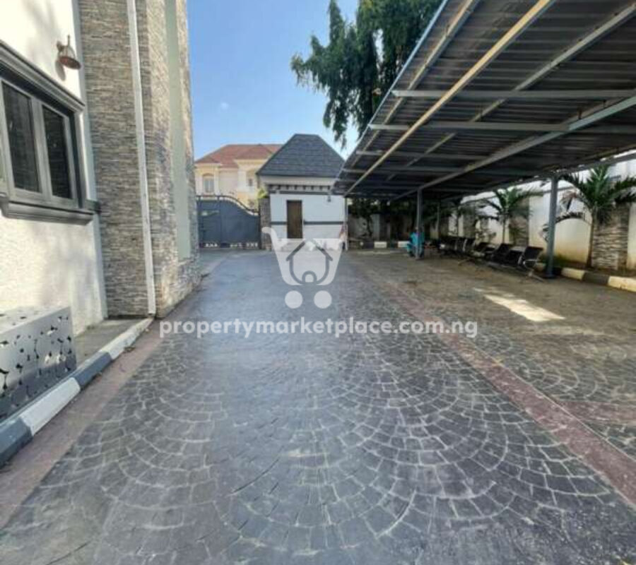 Luxurious 6 bedroom mansion with swimming pool