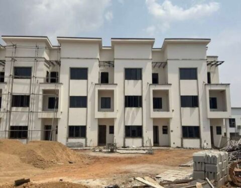 Spacious 4 bedroom terrace duplex with a room Bq