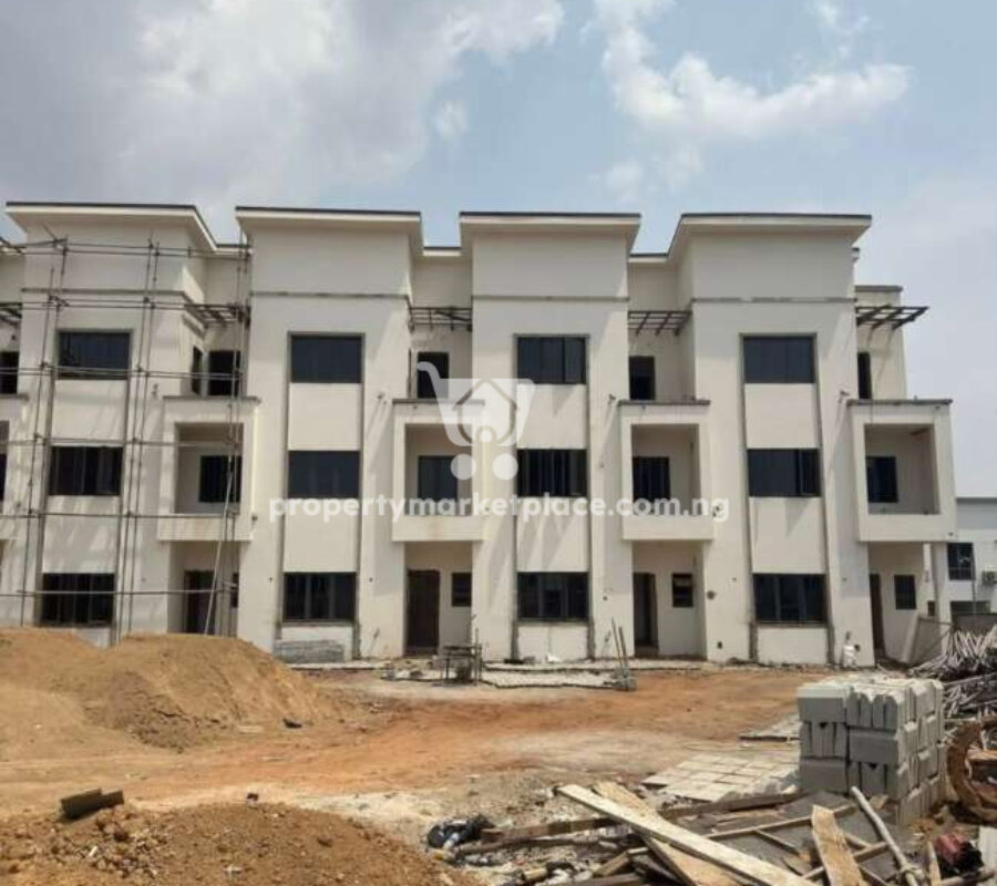 Spacious 4 bedroom terrace duplex with a room Bq
