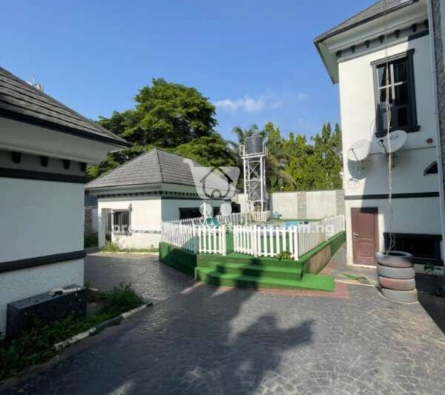 Luxurious 6 bedroom mansion with swimming pool