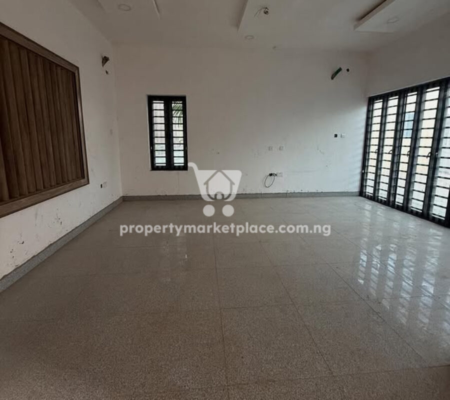 Smart 5 bedroom detached duplex serviced with swimming pool
