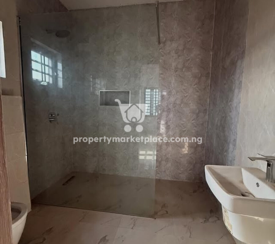 Smart 5 bedroom detached duplex serviced with swimming pool