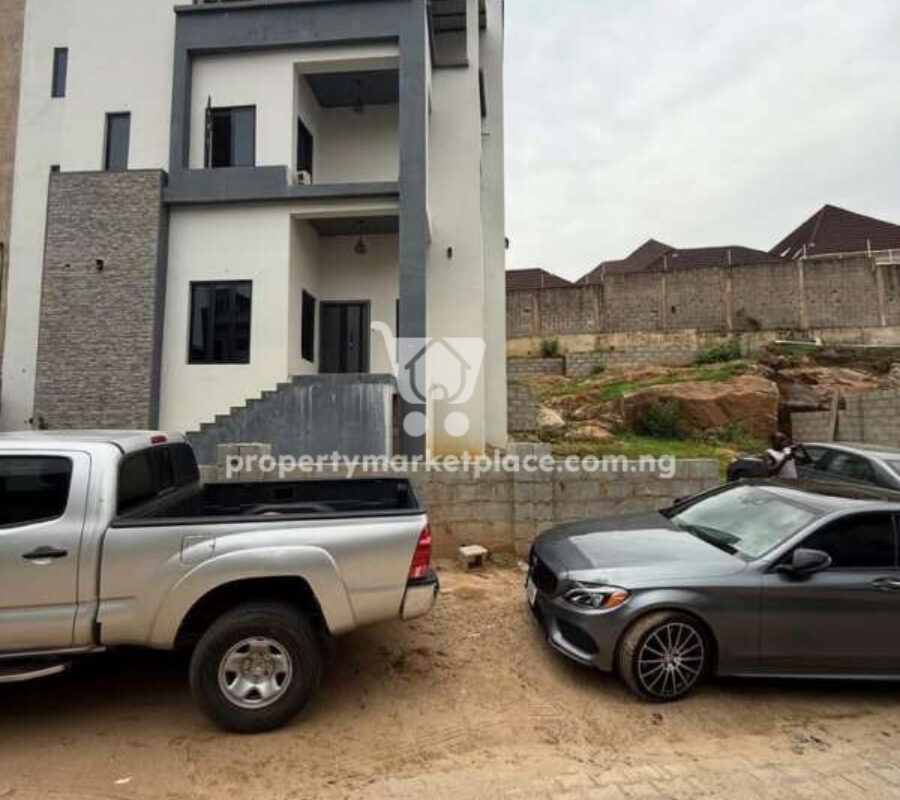 Massive 6 bedrooms semi-detached duplex with a room Bq