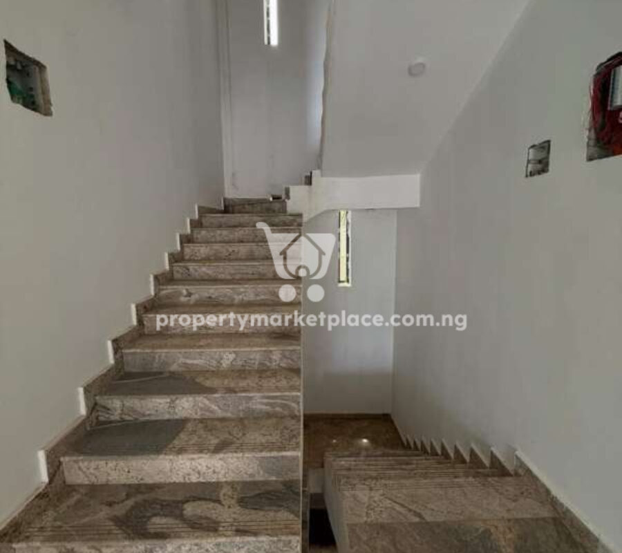 Massive 6 bedrooms semi-detached duplex with a room Bq