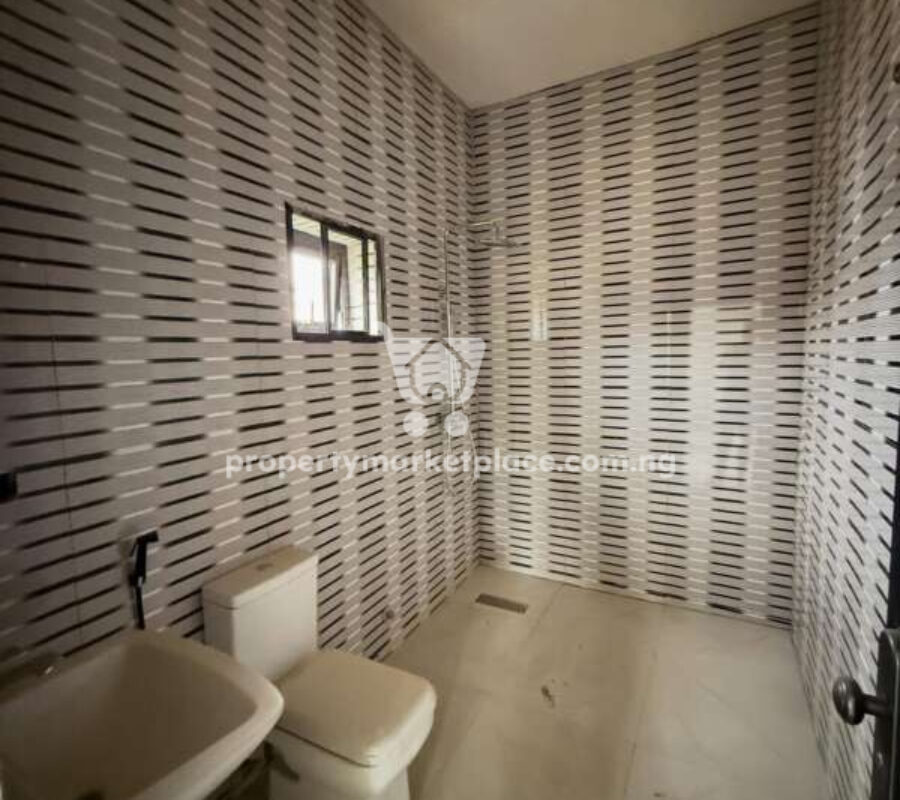 Massive 6 bedrooms semi-detached duplex with a room Bq