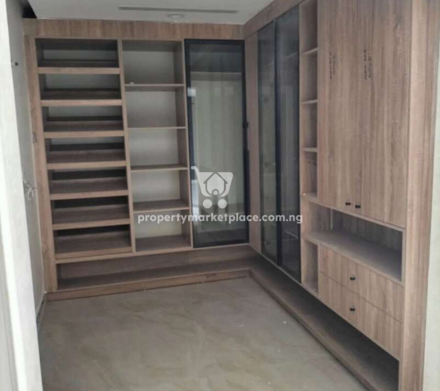 Smart 6 bedroom semi-detached duplex with swimming pool