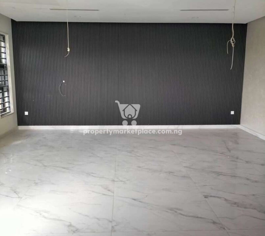 Smart 6 bedroom semi-detached duplex with swimming pool