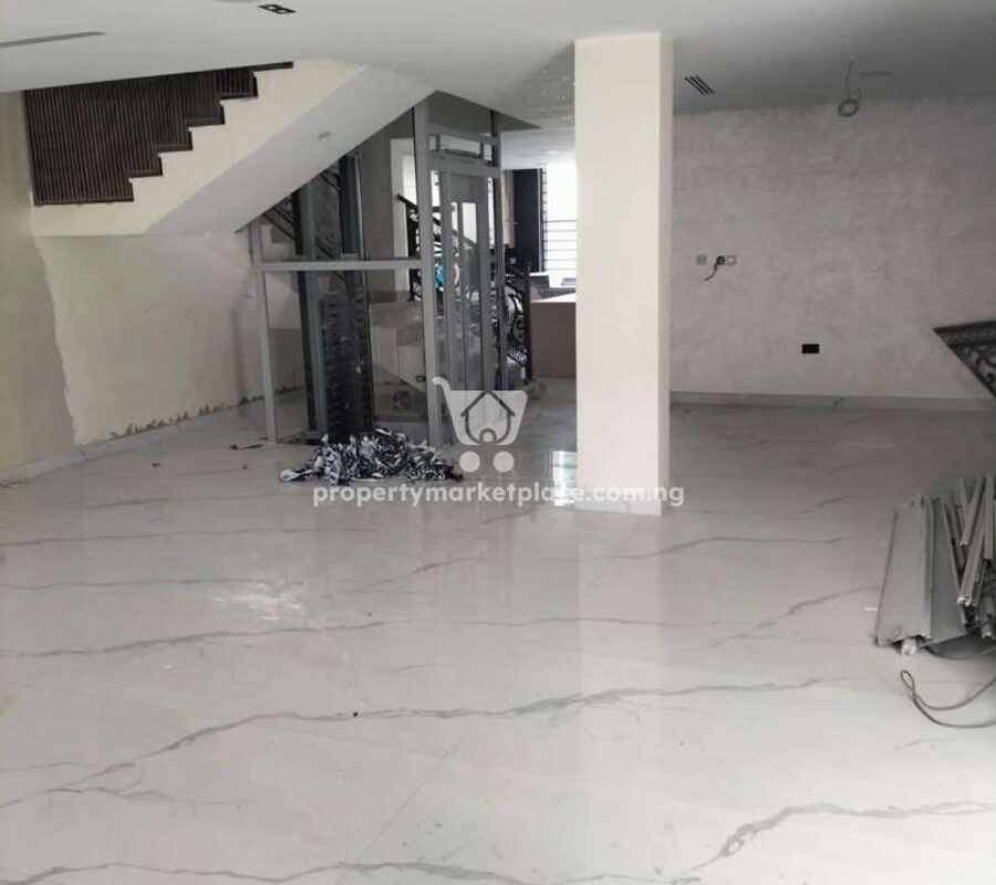 Smart 6 bedroom semi-detached duplex with swimming pool