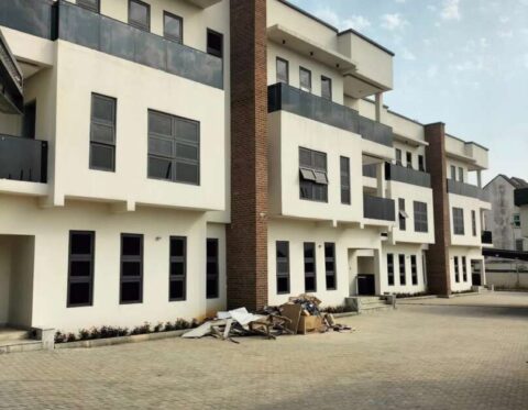 Smart 6 bedroom semi-detached duplex with swimming pool
