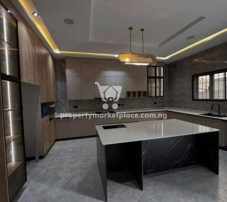 Luxurious 6 bedroom detached duplex with swimming pool