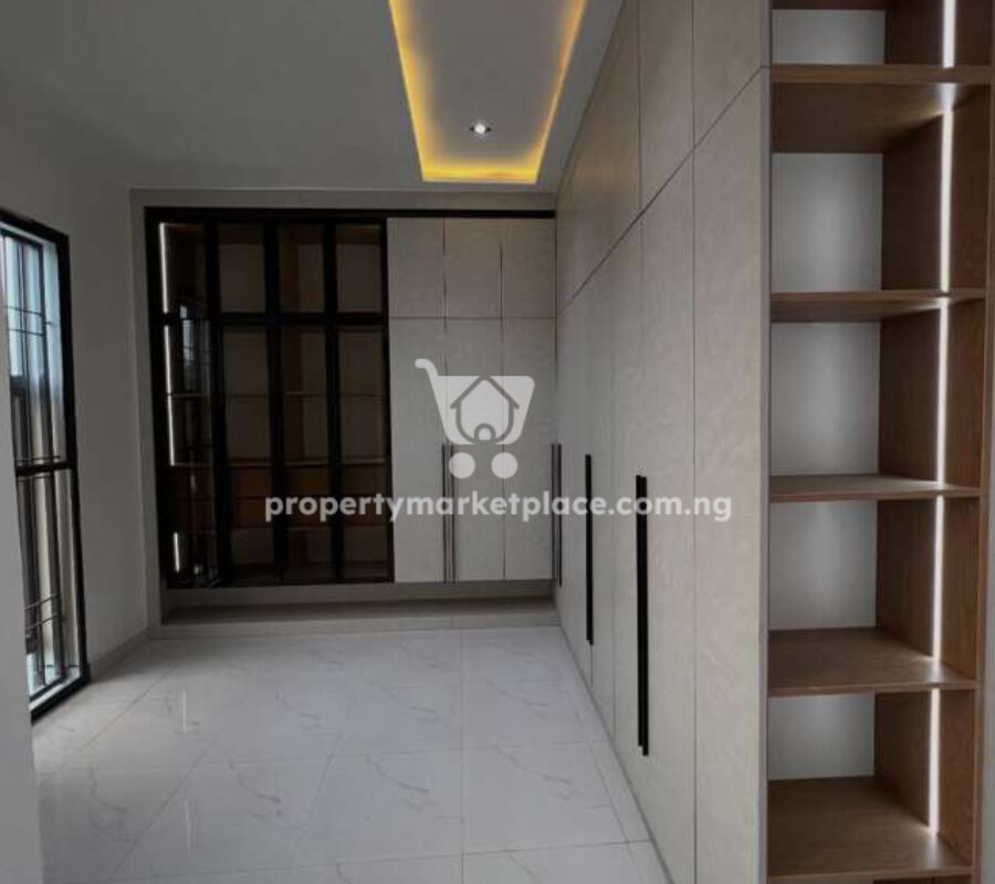 Luxurious 6 bedroom detached duplex with swimming pool
