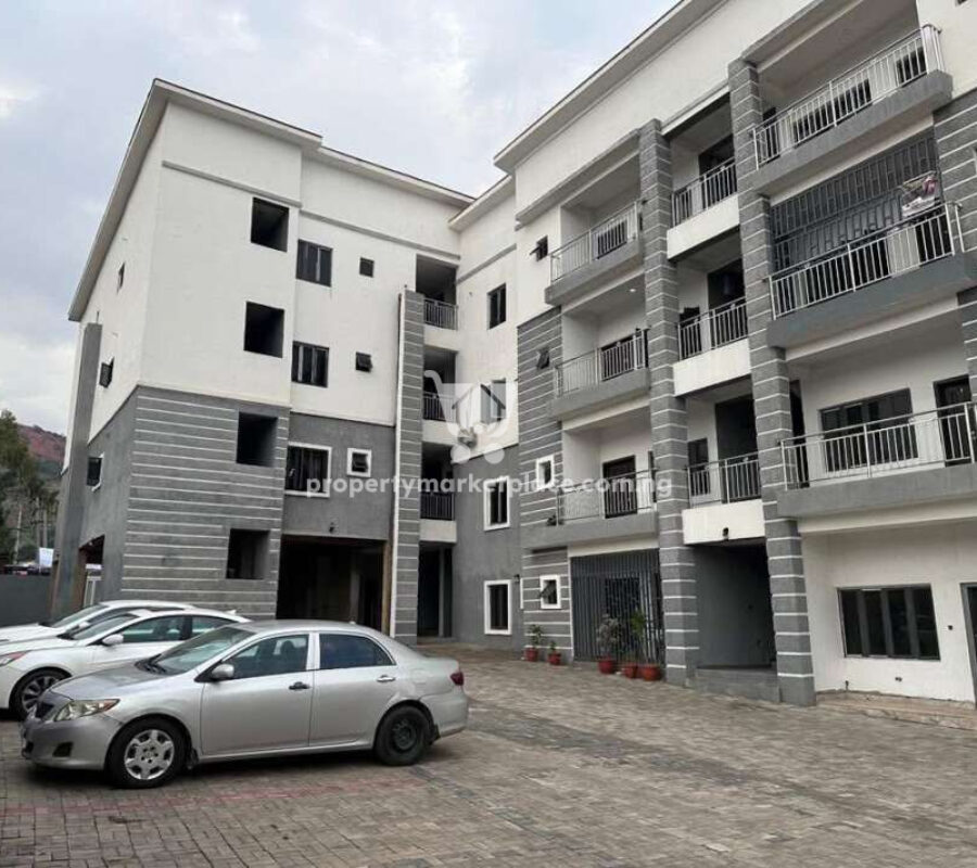Luxury 3 bedroom flat with a room boys quarters