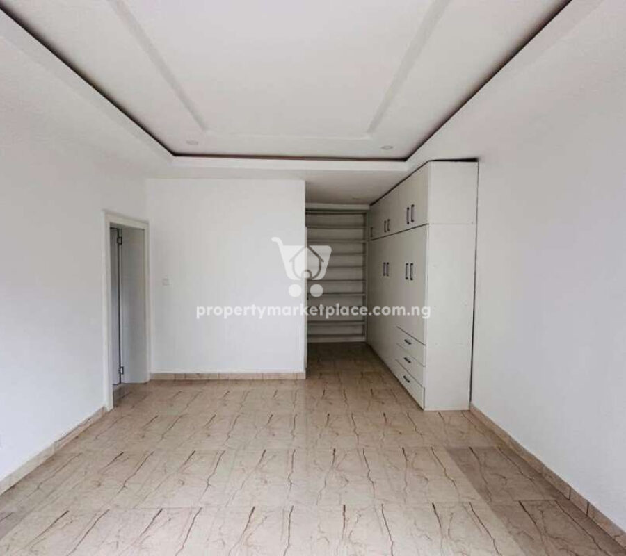 Luxury 3 bedroom flat with a room boys quarters