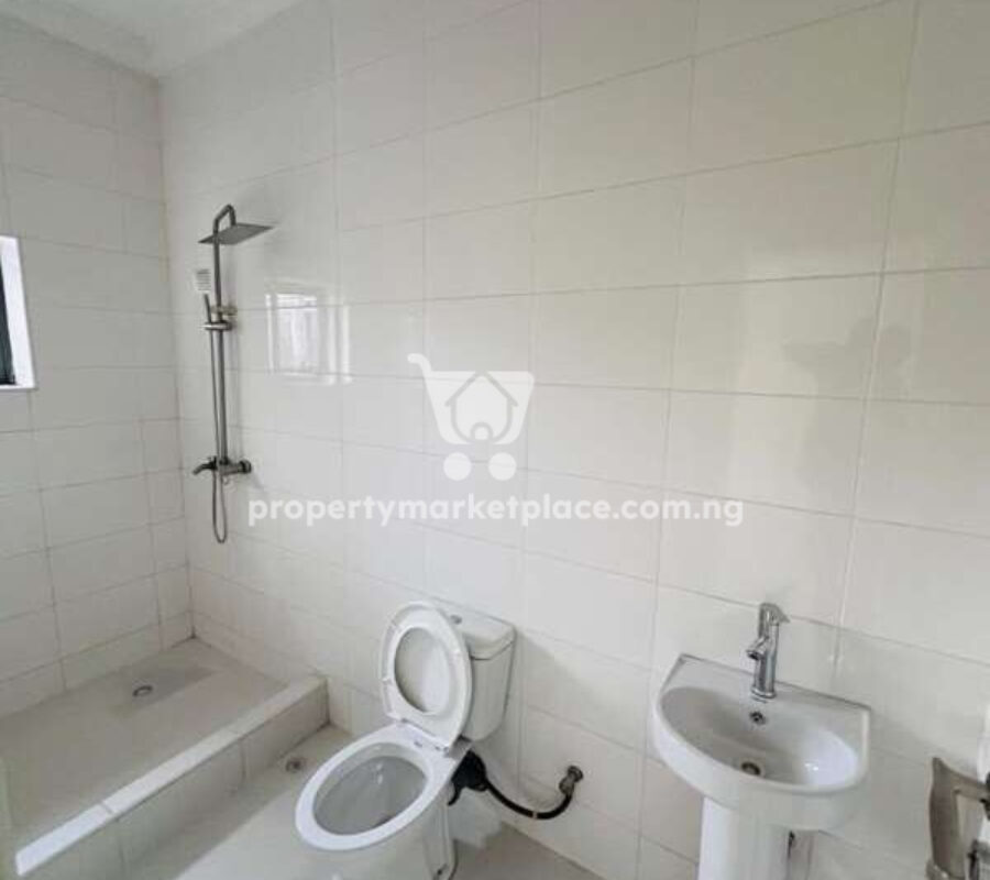 Luxury 3 bedroom flat with a room boys quarters