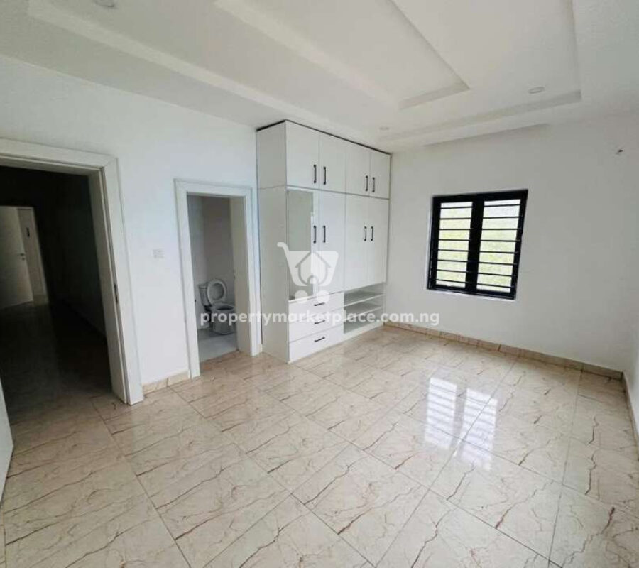 Luxury 3 bedroom flat with a room boys quarters