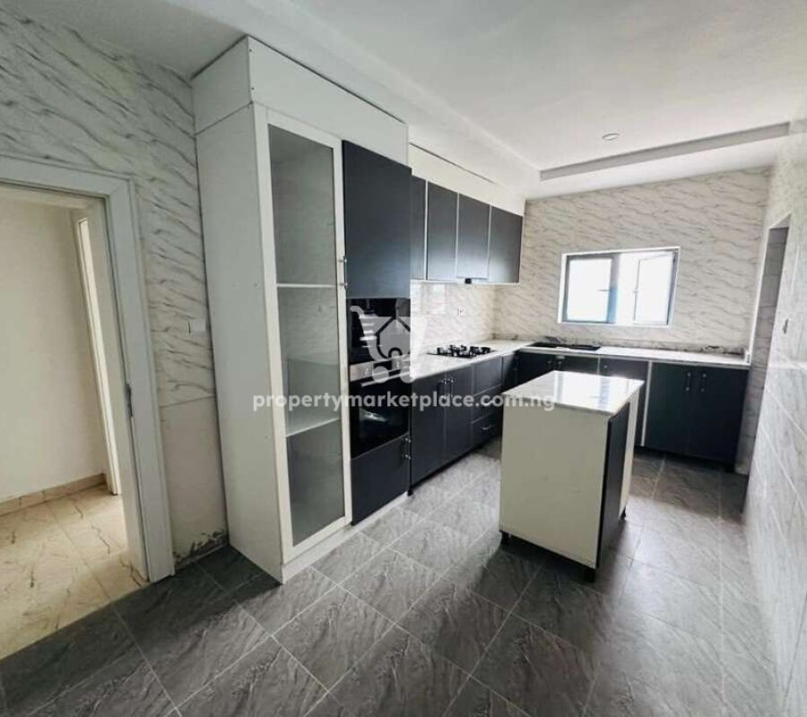 Luxury 3 bedroom flat with a room boys quarters