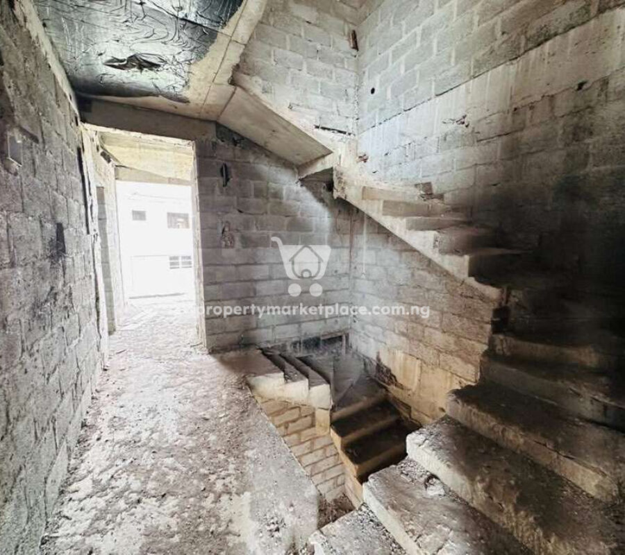 Spacious 4 bedroom terrace duplex with Bq in a nice area