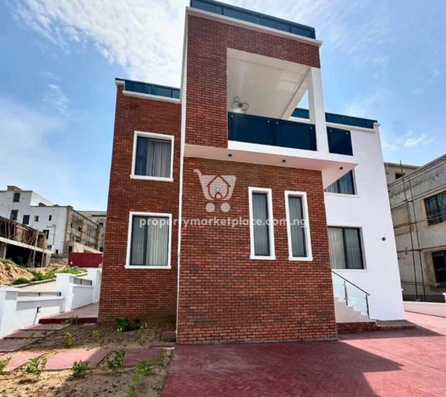 Luxurious 4 bedroom detached duplex with open rooftop