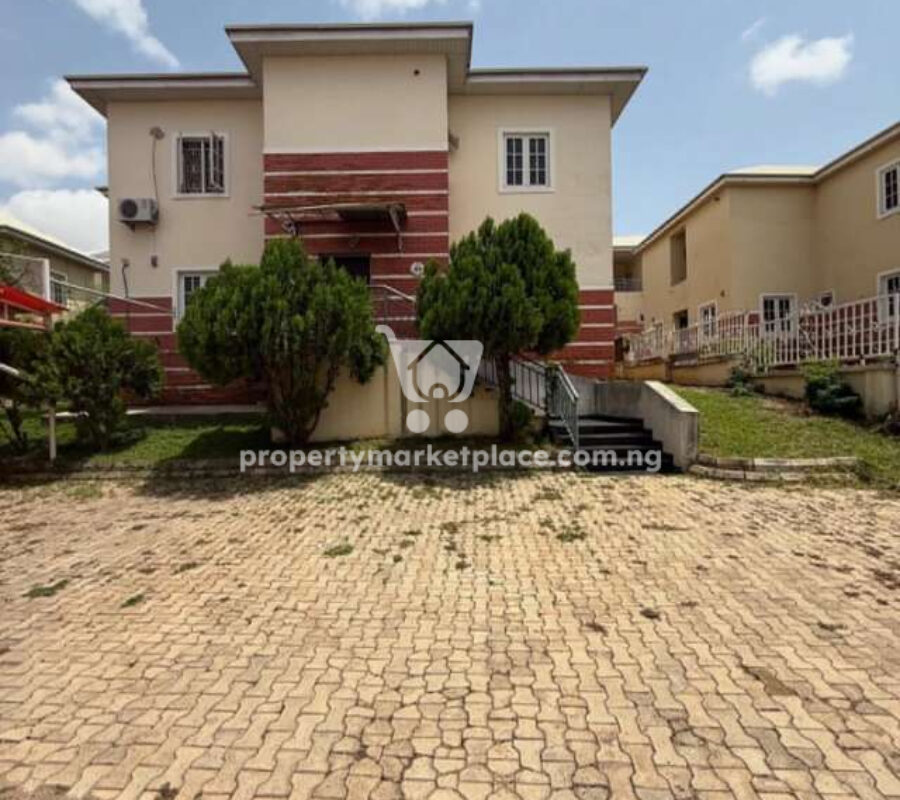 Spacious 5 bedroom detached duplex with 2 rooms Bq