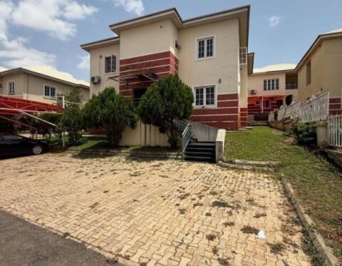Spacious 5 bedroom detached duplex with 2 rooms Bq