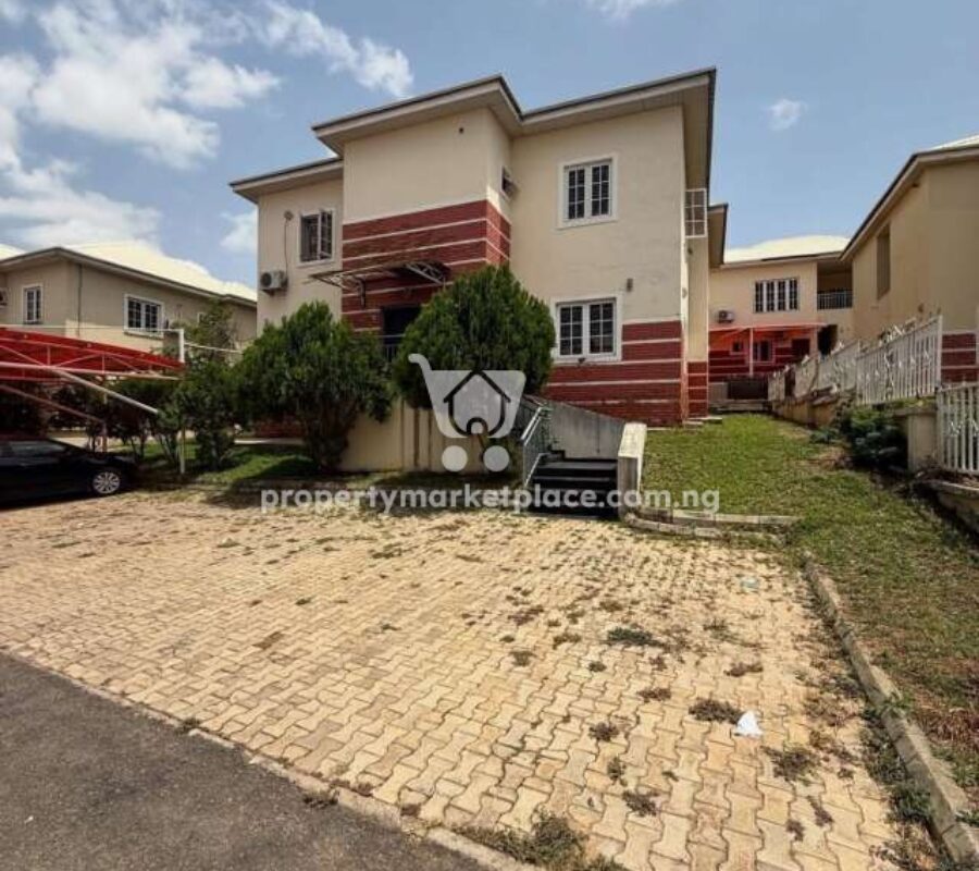 Spacious 5 bedroom detached duplex with 2 rooms Bq
