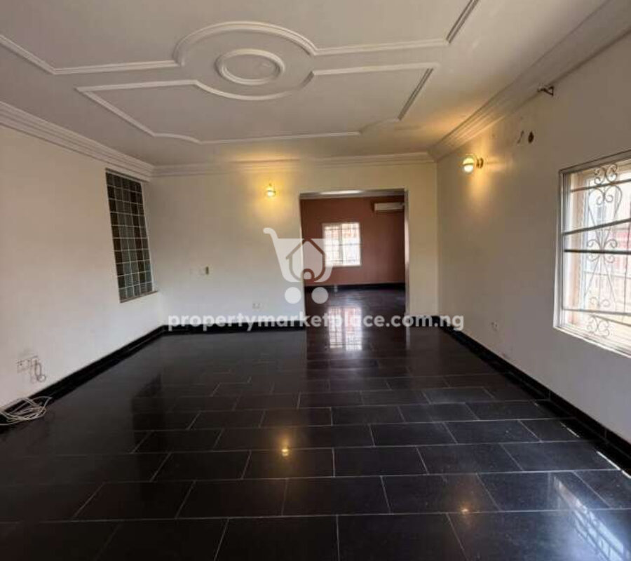 Spacious 5 bedroom detached duplex with 2 rooms Bq