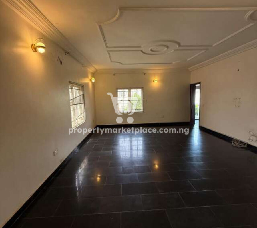 Spacious 5 bedroom detached duplex with 2 rooms Bq