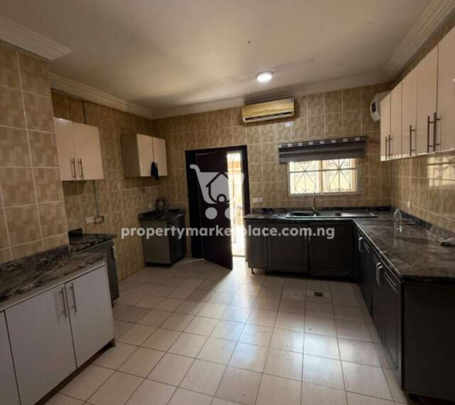 Spacious 5 bedroom detached duplex with 2 rooms Bq