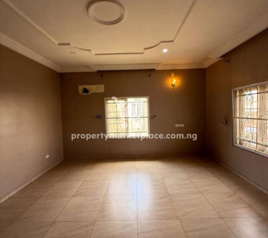 Spacious 5 bedroom detached duplex with 2 rooms Bq