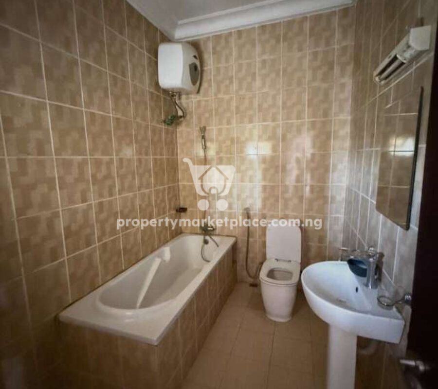 Spacious 5 bedroom detached duplex with 2 rooms Bq