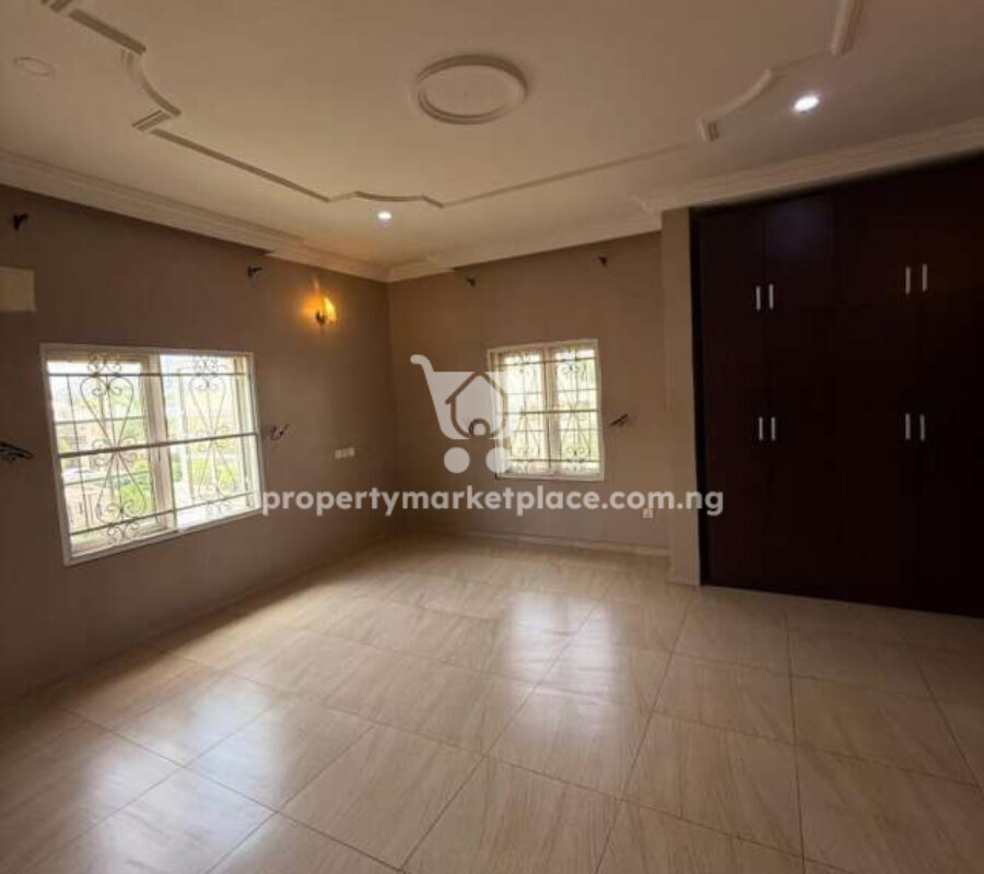 Spacious 5 bedroom detached duplex with 2 rooms Bq