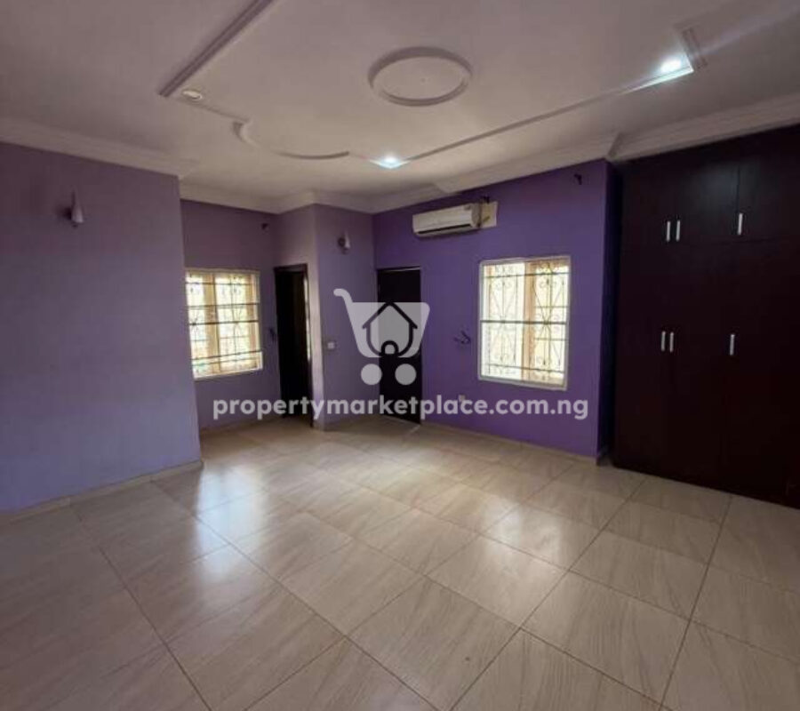 Spacious 5 bedroom detached duplex with 2 rooms Bq