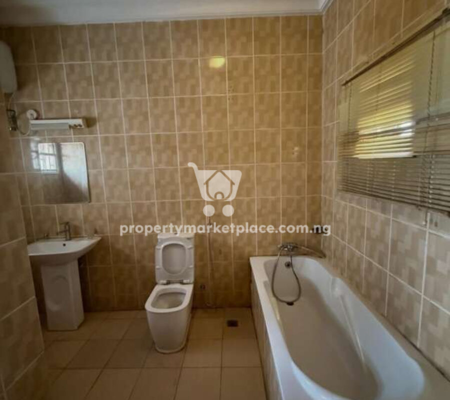 Spacious 5 bedroom detached duplex with 2 rooms Bq