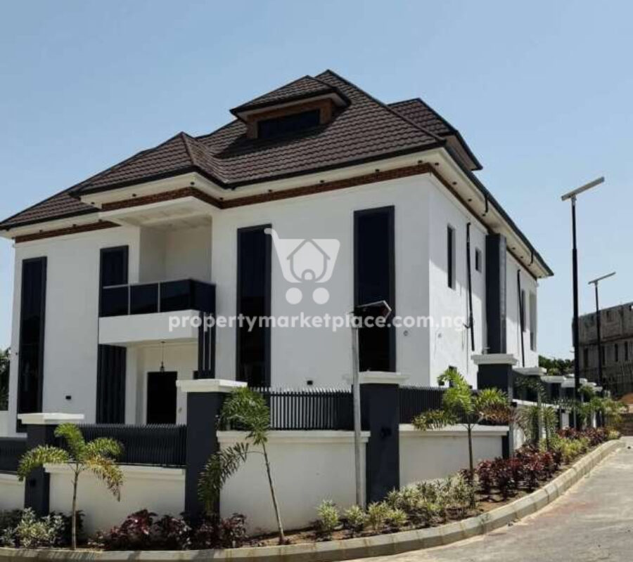 Luxury 5 bedroom detached duplex with 2 rooms boys quarters