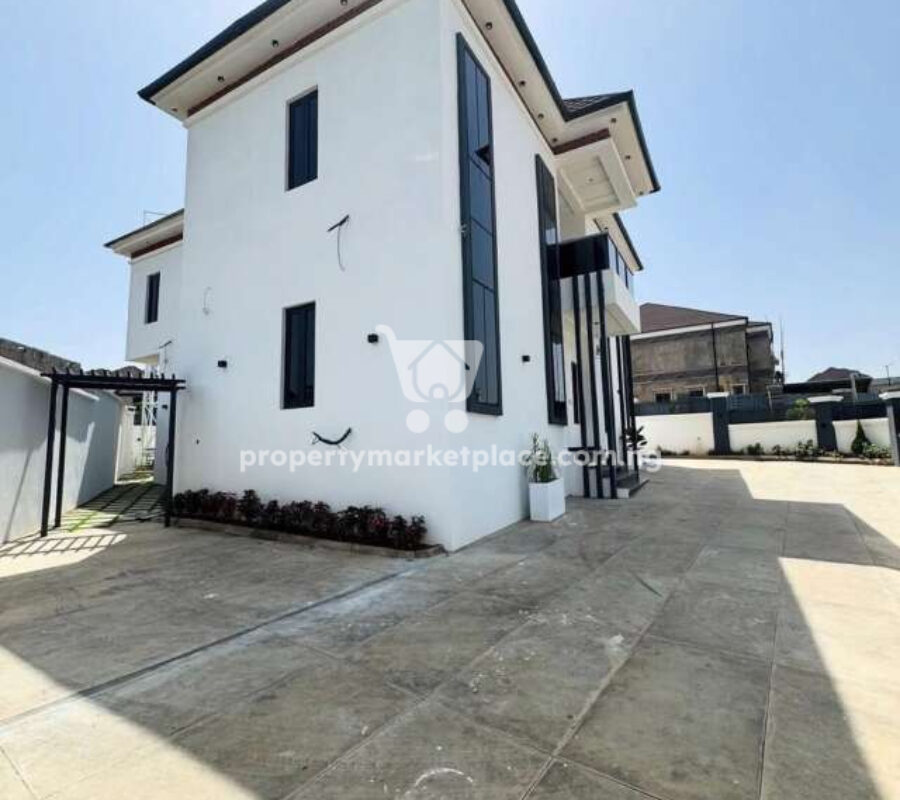 Luxury 5 bedroom detached duplex with 2 rooms boys quarters