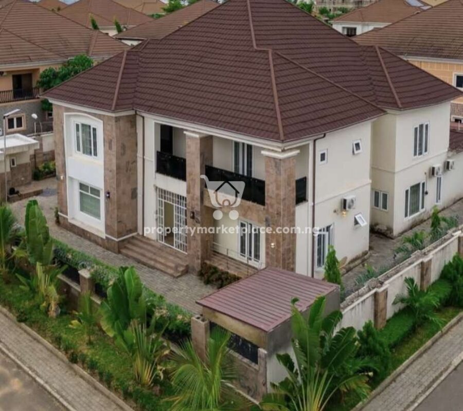 Tastefully built 6 bedroom detached duplex with 2 rooms Bq